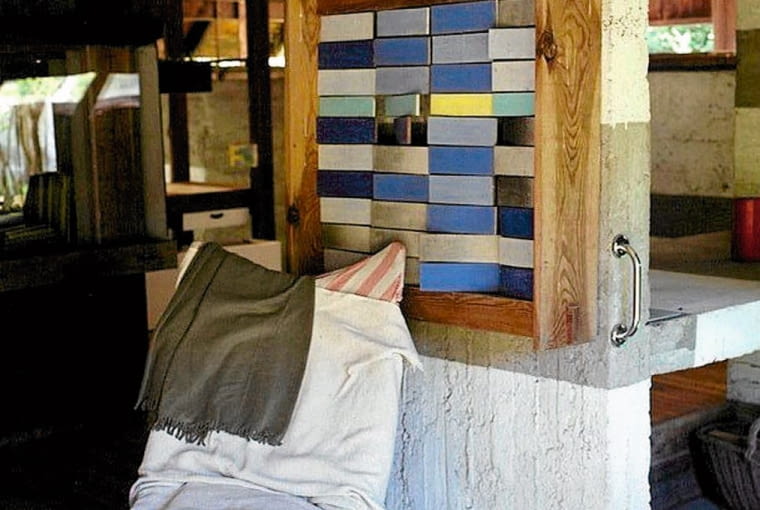 Dom w Szuminie, do którego Zofia i Oskar przeprowadzili się w latach 90. Jednostka mieszkaniowa to koncept wymyślony przez francuskiego architekta Le Corbusiera. Aplikacja tej idei przez polskich architektow epoki PRL-u zaowocowała powstaniem gigantycznych bloków mieszkalnych takich jak Superjednostka w Katowicach. Falowiec w Gdańsku, Pekin w Warszawie czy Deska w Poznaniu NZ: Budynek mieszkalny na Przyczolku Grochowskim zaprojektowany przez Oskara i Zofie Hansenow ma 1500 metrow dlugosci i mieszka w nim ponad 7000 osob. Byc moze dlatego zyskal sobie przydomek Pekin. Koncept Hansenow do dzis jest wychwalany przez mieszkancow obiektu, ktorzy moga cieszyc sie cisza i spokojem wewnatrz kompleksu