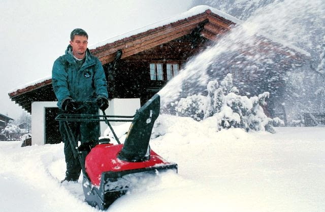 Jeśli mamy do odśnieżenia dużą powierzchnię, problem z zaspami rozwiąże odśnieżarka mechaniczna image02