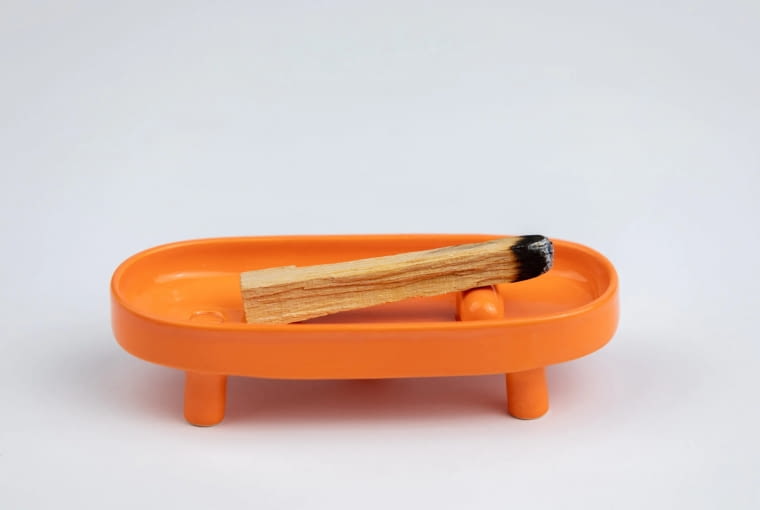 Podstawka na kadzidełko i palo santo na trzech nozkach, projekt Ula Ciećwierska, produkcja Lepko Ceramics Podstawka na kadzidełko i palo santo na trzech nozkach, projekt Ula Ciećwierska, produkcja Lepko Ceramics