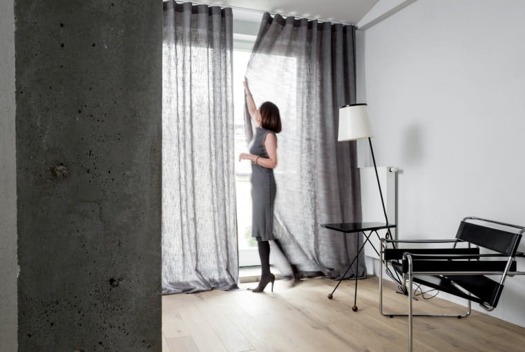 Szare zasłony dopełniają wnętrza. Dom w Szczecinie pełen dobrego designu