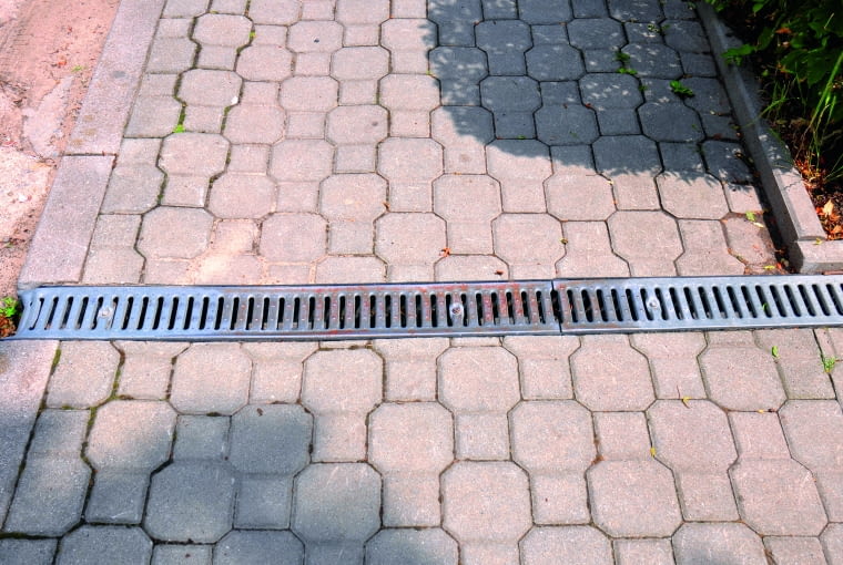 Odwonienia liniowe spełnią swoją funkcję, jeśli będą drożne. Trzeba zatem co jakiś czas usuwać z nich liście, piasek i drobne kamienie