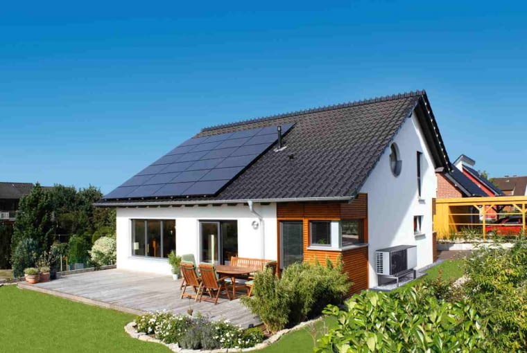 W zależności od dostępności miejsca i występującego zacienienia panele mogą być montowane na dachu lub gruncie Pompa ciepła to jedno z najnowoc ześniejszych źródeł ogrzewania i, co bardzo istotne, odpowiednio dobrany model można montować zarówno w starym, jak i nowym domu