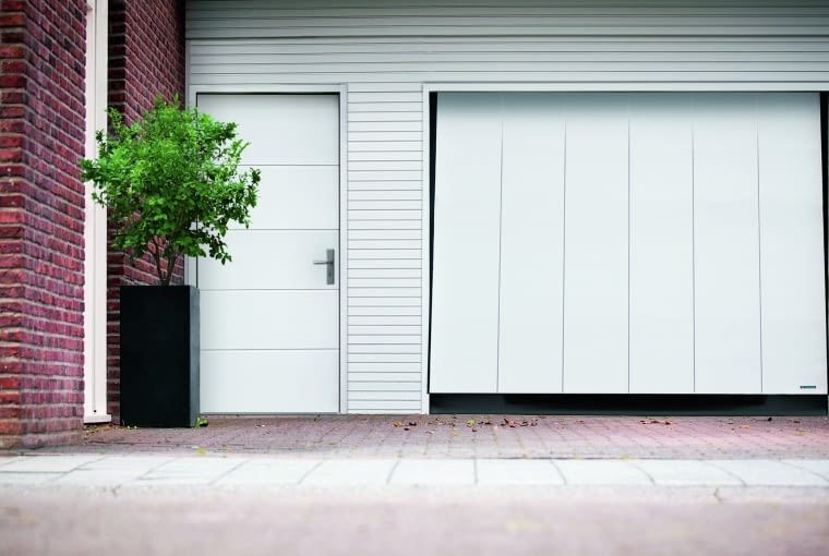 Bramy garażowe uchylne to prosta i solidna konstrukcja. Dzięki swojej niezawodności od lat cieszą się popularnością. Występują w wersji ocieplonej i nieocieplonej