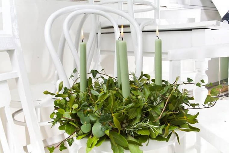 Ozdoby adwentowe. Zielony wieniec adwentowy z jemioły, pędów bluszczu i gałązek rozmarynu i lauru