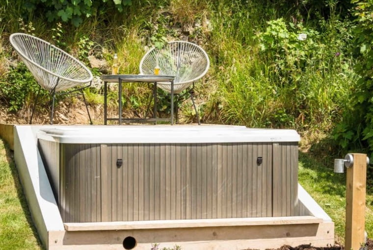 Wisienką na torcie jest jacuzzi na tarasie. Garaż przerobiony na wakacyjny domek