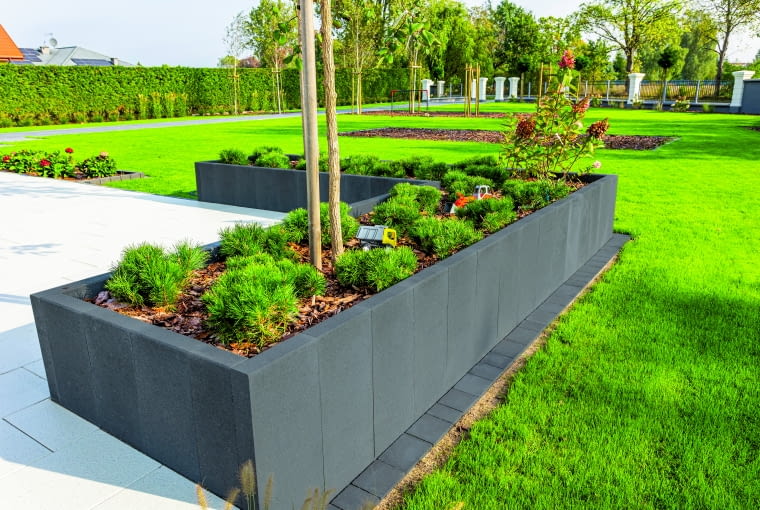 Minimalistyczna forma i neutralne barwy sprawiają, że palisady idealnie komponują się z kostkami i płytami dekoracyjnymi wykorzystywanymi na tarasie i w otoczeniu domu