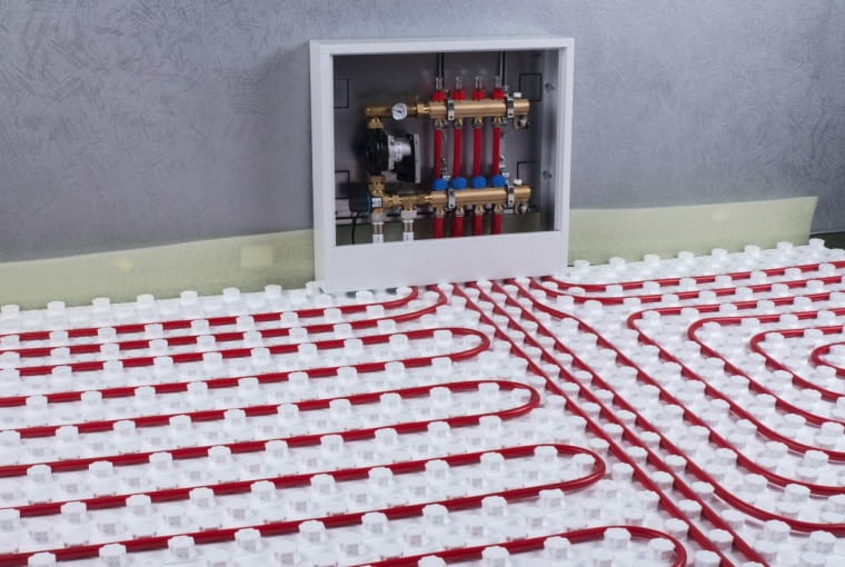 W instalacji ogrzewania podłogowego rury układa się najczęściej co 15, 20 i 25 cm. Zbyt duży rozstaw przyczynia się do nierównomiernego nagrzania podłogi