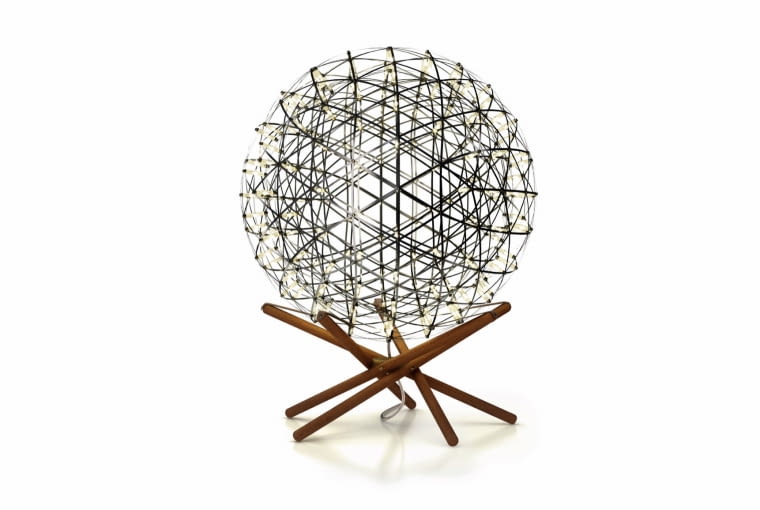 a planety szaleją... Raimond Tensegrity po włączeniu przypomina rozgwieżdżone niebo, bo jej abażur zrobiony jest ze stalowej sieci z diodami LED. Podstawa z dębowych patyczków i skóry. Od 12 310 zł (śr, 60 cm, wys. 80 cm), Moooi/Mesmetric