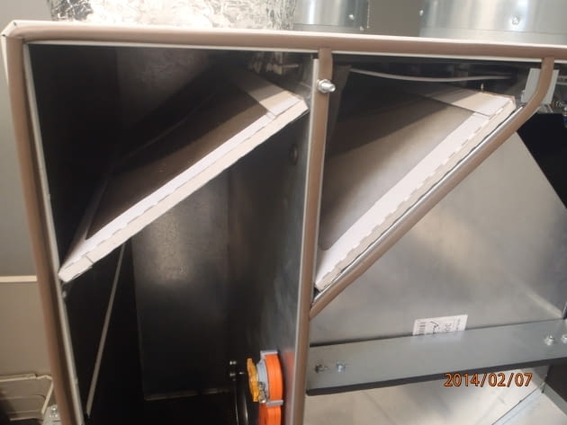 Aby sprawdzić stan zamontowanych filtrów, wystarczy wyciągnąć je z kasety lub odkręcić panel frontowy centrali wentylacyjnej Aby sprawdzić stan zamontowanych filtrów, wystarczy wyciągnąć je z kasety lub odkręcić panel frontowy centrali wentylacyjnej
