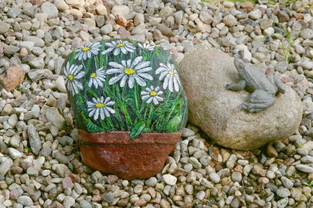 +03.06.2003 WARSZAWA KAMIEN MALOWANIE WZORNICTWO MALOWANE KAMIENIE MALOWANIE POMYSLY OZDOBA DEKORACJA RZEZBA ZABA ZWIRWYKONANIE ARTYSTA PLASTYK IWONA MISKIEWICZFOT PAWEL SLOMCZYNSKI / AGENCJA GAZETAPUBLIKACJA KWIETNIK NR 8 (104) - 8.2003PUBLIKACJA PO UZYSKANIU ZGODY REDAKCJI OGRODOW