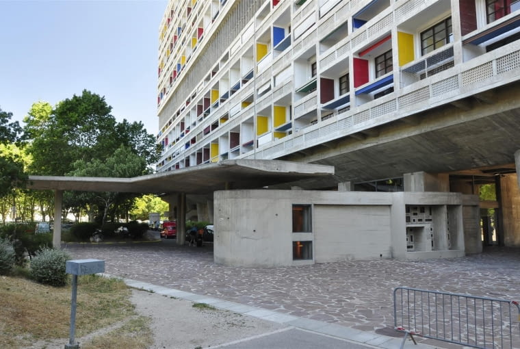 Jednostka Marsylska, proj. Le Corbusier - główne wejście do foyer i tzw. "kaszkiet" nad podjazdem, fasada zachodnia
