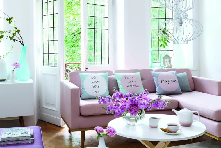 Na oścież. Już pierwszego ciepłego dnia otwórz szeroko okna i trzymaj je otwarte jak najdłużej, aby wypuścić z domu 'zimę złą' - niech zastąpi ją świeży wiosenny powiew. Robimy to dwa, trzy razy dziennie; koniecznie rano i przed snem.