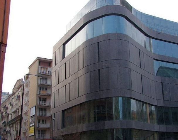 Dziś stoi tu masywna bryła domu handlowego Wolf Bracka. W porównaniu z finezyjną konstrukcją modernistycznego pawilonu, nowy gmach zdaje się przytłaczać okoliczną zabudowę. Pawilon Chemii w Warszawie zburzony w 2008 roku, modernizm