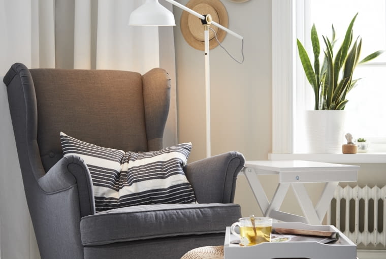 Salon w stylu eko wyróżnia spokojna, stonowana kolorystyka Salon w stylu eko