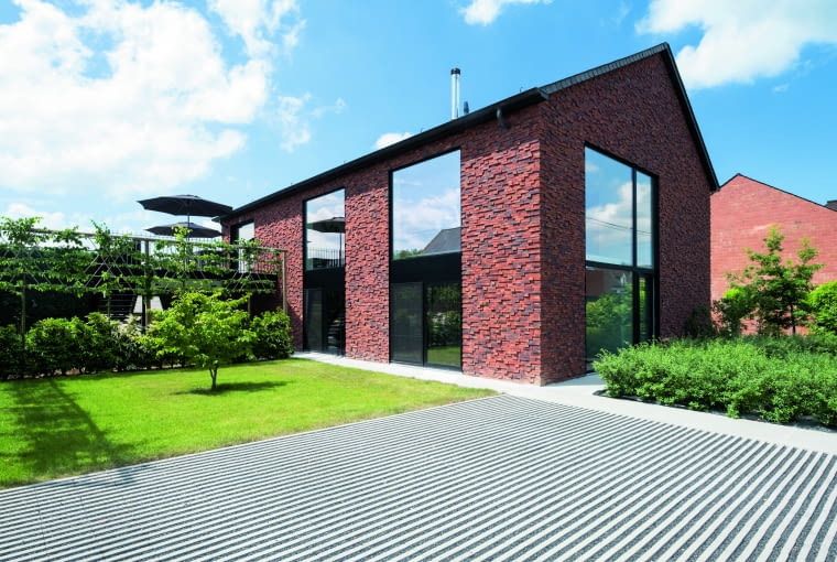 Elewacje ceramiczne można wykonywać z cegieł, płytek, kształtek. W sprzedaży nie brakuje też materiałów imitujących naturalne cegły Elewacje ceramiczne można wykonywać z cegieł, płytek, kształtek. W sprzedaży nie brakuje też materiałów imitujących naturalne cegły