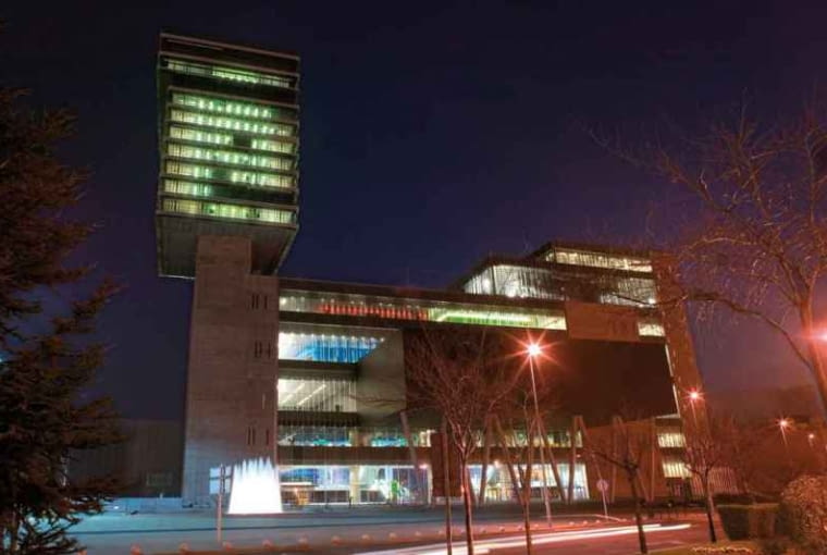 Międzynarodowe Centrum Wystawowe to olbrzymi obiekt o powierzchni 430 tys. metrów kwadratowych. Składa się z 6 olbrzymich pawilonów, które stoją wzdłuż zadaszonej, wewnętrznej ulicy dla pieszych. Od frontu budynku ustawiono efektowne przeszklone wielopoziomowe foyer z restauracjami, kawiarniami i salami konferencyjnymi. architektura, top 10, hiszpania, frank gehry, bilbao, budynek