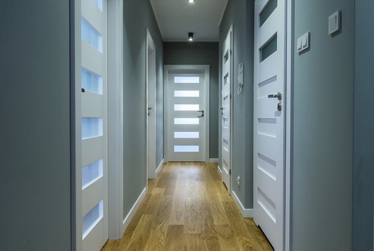 Z jasnym drewnem dobrze wyglądają subtelne beże, delikatne róże, szarości i biele (także łączone ze sobą w jednym pomieszczeniu)