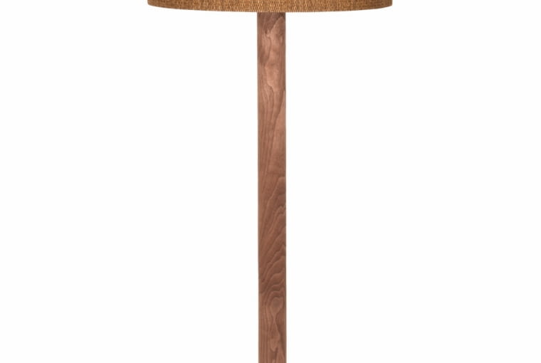 nowa klasyka Lampa Memphis to połączenie tradycyjnej formy z najnowszymi trendami. Abażur z tkaniny i drewniana noga zakończona marmurową podstawą to bardzo modne rozwiązanie. 1392 zł, Dutchbone/dutchhouse.pl