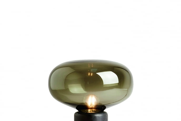 Karl-Johan. Niewielka lampka-grzybek inspirowana naturą. Klosz z przydymionego szkła, podstawa z czarnego marmuru. Ok. 1056 zł, newworks.dk