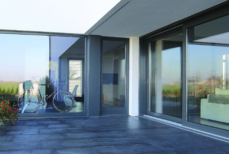 Propozycja 2. Konstrukcja: okna drewniano-aluminiowe Gemini Exterm 88 Kolor: drewna - jasny dąb Pakiet szybowy: dwukomorowy z ciepłą ramką 4/18/4/18/4; Ug = 0,6 W/(m2K); okucia Siegenia Titan AF 2015, klamki Hoppe Atlanta Secustic; Uw = 0,83-1,00 W/(m2K) Cena: 28 078 zł