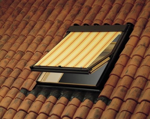 Markizy. Są bardzo dobrą ochroną przed silnym nasłonecznieniem. Ich skuteczność zależy od materiału, z jakiego są zrobione; niektóre redukują ilość ciepła nawet o 65 proc. Markiza z siatki z polichlorku winylu od 205 zł, Velux