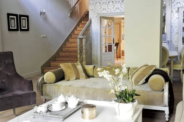 Jedną ze ścian oklejono srebrzystą tapetą. Jej wzór - liście akantu - nawiązuje do motywów dekoracyjnych popularnych zwłaszcza w okresie baroku. Stylizowane są też meble. Te współcześnie wyprodukowane sprzęty nie są wiernymi kopiami starych wzorów, oddają jedynie ich charakterystyczne formy.