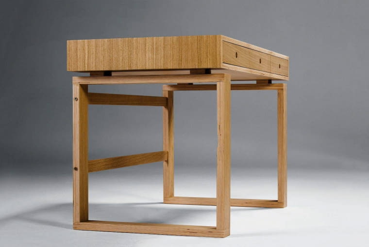 NASZ GOŚĆ. Meble powstają od A do Z tradycyjnymi metodami. Dotyczy to zarówno materiałów (sklejka i dąb), jak i stosowanych technik stolarskich (między innymi łączenie elementów bez użycia gwoździ). NASZ GOŚĆ. Meble powstają od A do Z tradycyjnymi metodami. Dotyczy to zarówno materiałów (sklejka i dąb), jak i stosowanych technik stolarskich (między innymi łączenie elementów bez użycia gwoździ).