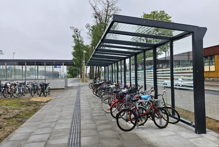 Dworzec w Tłuszczu - otoczenie Dworzec w Tłuszczu - otoczenie