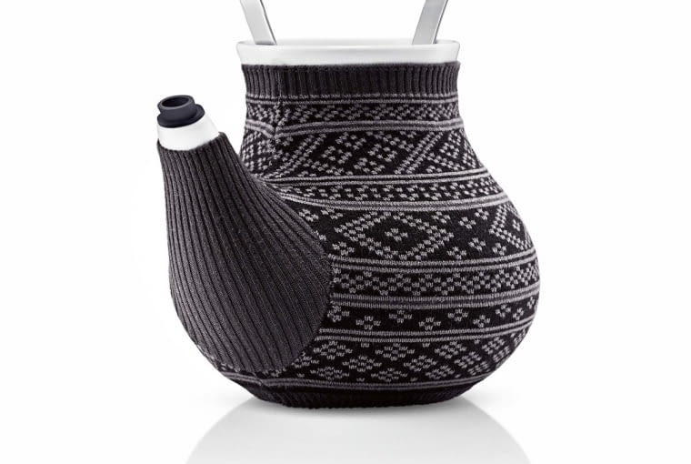 W stylu tego wnętrza: Dzbanek do herbaty, dzianina, porcelana i metal, 396 zł, Fabryka Form