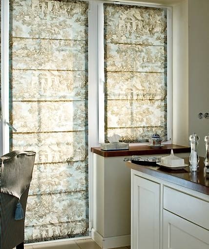 DEKORACJE - OKNA Z ROLETĄ RZYMSKĄ. Listewki wsunięte w tunele, które są naszyte w regularnych odstępach na całej długości rolety, sprawiają, że po opuszczeniu tkanina jest rozprostowana, a po podciągnięciu - układa się w równe fałdy.