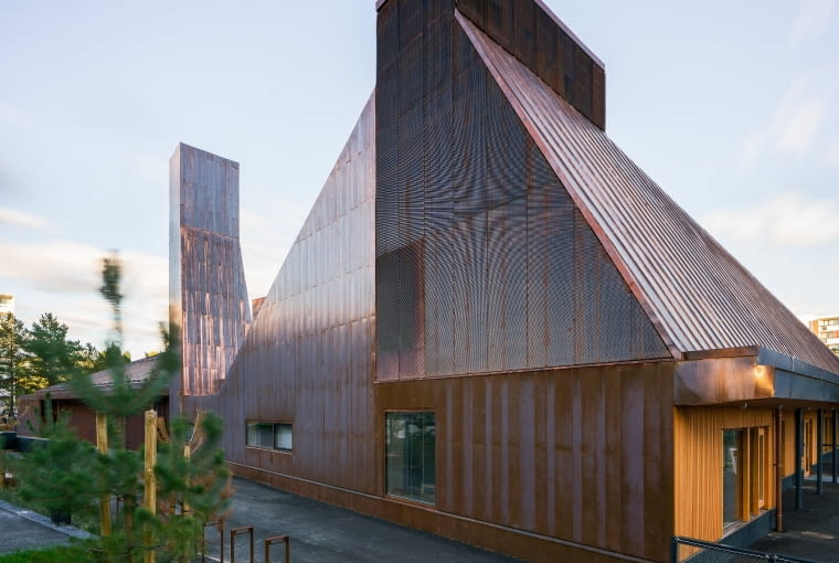 Kaplica Suvela, Espoo, Finlandia. Miedź w architekturze