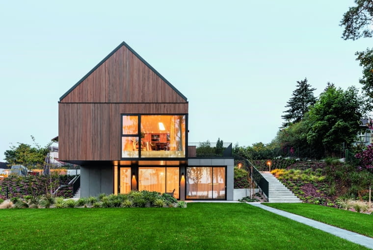 Projekt domu typu stodoła jest pozbawiony wszelkich  ozdób i detali oraz innych elementów wystających  poza obrys budynku. Dominuje minimalizm, co  przejawia się nie tylko w prostym kształcie budynku,  ale również w materiałach, którymi się go wykańcza