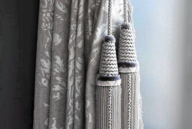 CHWOSTY, LAMÓWKI I BORDIURY Z KOLEKCJI DIVA niezwykle bogaty zestaw, w którym tkaniny łączą się z paciorkami.Zasłonę oraz poduszkę wykonano z tkaniny Eos.