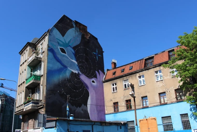 Z bliska / Z daleka Z bliska / Z daleka