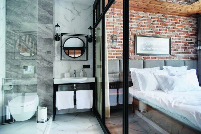 Cegła tworzy idealny kontrast dla nowoczesnych, metalowych wykończeń oraz dużych, szklanych powierzchni Cegła tworzy idealny kontrast dla nowoczesnych, metalowych wykończeń oraz dużych, szklanych powierzchni