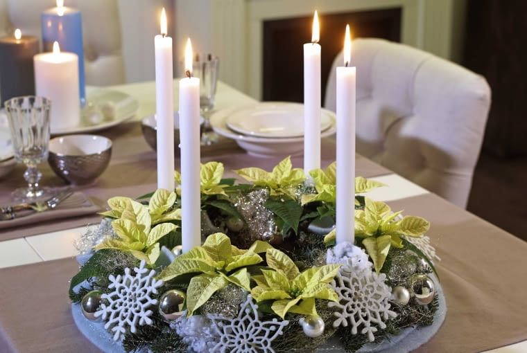 DEKORACJE. W wielu europejskich krajach dekoracja stołu służy do celebrowania Adwentu. W każdą niedzielę, na cztery tygodnie przed Bożym Narodzeniem zapala się jedną świeczkę. Tradycyjny adwentowy wieniec każdego roku może mieć inny charakter. Ten został wykonany na podłożu z gąbki florystycznej z białymi, mini poinsecjami , gałązkami sosny i płatkami śniegu - jest to jedyna w swoim rodzaju adwentowa dekoracja.