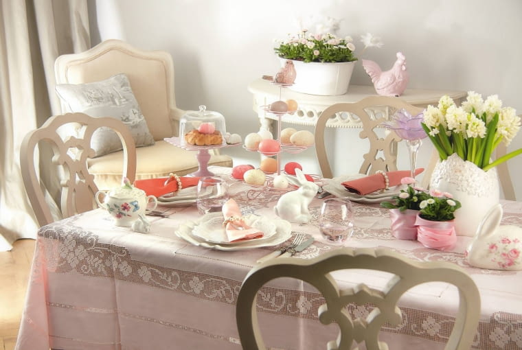 Romantycznie. W czystym świetle wiosennego poranka nikt nie przeoczy delikatnych koronek, a blask ozdobnych naczyń i figurek w starym stylu oraz pastelowe kolory zachwycą gości wielkanocnego śniadania. Wielkanoc, stół wielkanocny, dekoracje stołu