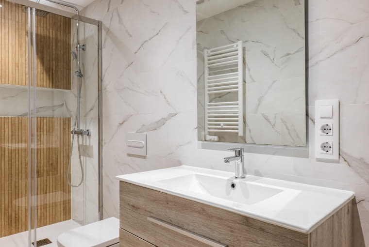 Biel i drewno w łazience biała łazienka z drewnem