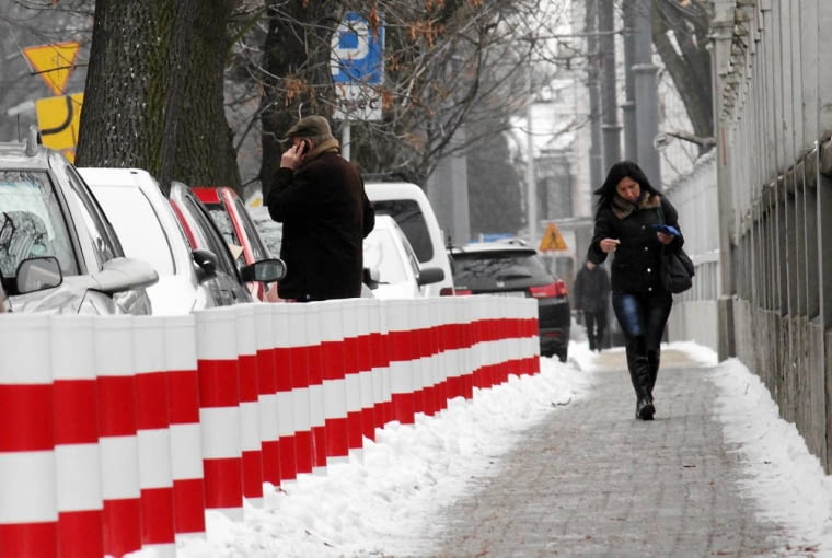 Slupki parkingowe 18.02.2013 Warszawa . Slupki parkingowe zamontowane wzdluz ulicy Krzywickiego . Fot. Stefan Romanik / Agencja Gazeta SLOWA KLUCZOWE: slupek samochod parking przsechodzien