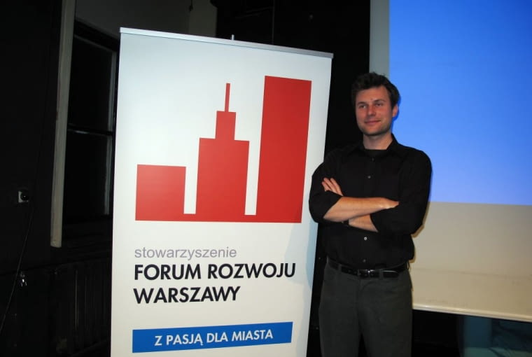 Laureat pierwszej nagrody za nośnik reklamy zewnętrznej umieszczony w posadzce, Przemysław Woś przybył na rozdanie sam konkurs na nośnik reklamy, marszałkowska