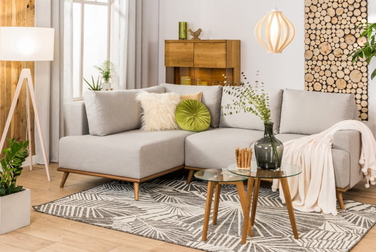 Drewniane okładziny  ścienne dodadzą przytulności wnętrzu Salon w stylu eko