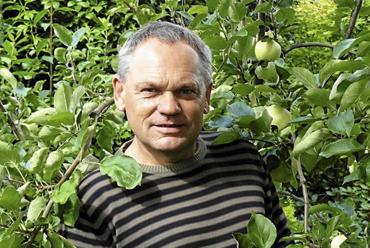 BOGDAN PLOMIN właściciel ogrodu o powierzchni 1300 m kw. pod Koszalinem