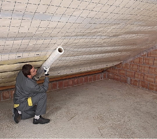 Po zmontowaniu metalowego rusztu i wypełnieniu go wełną mineralną, układa się paroizolację, wywijając ją na ścianę szczytową Po zmontowaniu metalowego rusztu i wypełnieniu go wełną mineralną, układa się paroizolację, wywijając ją na ścianę szczytową