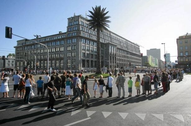 Co roku warszawiacy zatrzymują się wokół palmy 1 sierpnia o godz. 17. Na zdjęciu Godzina W w 2009 roku. Palma na Rondzie de Gaulle'a