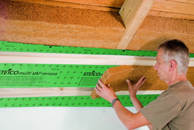 Najpopularniejszym sposobem ocieplenia połaci dachowych jest ułożenie termoizolacji w dwóch warstwach – jednej między krokwiami i drugiej pod nimi Najpopularniejszym sposobem ocieplenia połaci dachowych jest ułożenie termoizolacji w dwóch warstwach – jednej między krokwiami i drugiej pod nimi