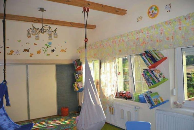 PRZED ZMIANĄ. W dużym pokoju na poddaszu nie brakowało miejsca na zabawę. Maja i Marcin szczególnie lubili bujać się na huśtawkach umocowanych do belek stropowych. pokój dziecięcy, aranżacja wnętrz