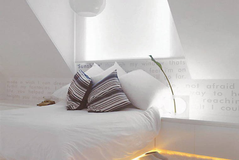 Oświetlenie Double bed and sideboard with integrated, indirect lighting in modern attic room SLOWA KLUCZOWE: Lata 70 lata siedemdziesiate apartament mieszkanie lozko ziemia