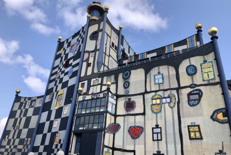 Spalarnia śmieci Spittelau w Wiedniu. Proj. Hundertwasser