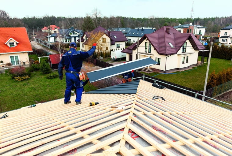 Mimo że panele z blachy płaskiej montuje się szybciej i łatwiej niż tradycyjną blachę płaską w zwojach, to i tak układaniem takiego pokrycia powinni się zajmować specjaliści Mimo że panele z blachy płaskiej montuje się szybciej i łatwiej niż tradycyjną blachę płaską w zwojach, to i tak układaniem takiego pokrycia powinni się zajmować specjaliści