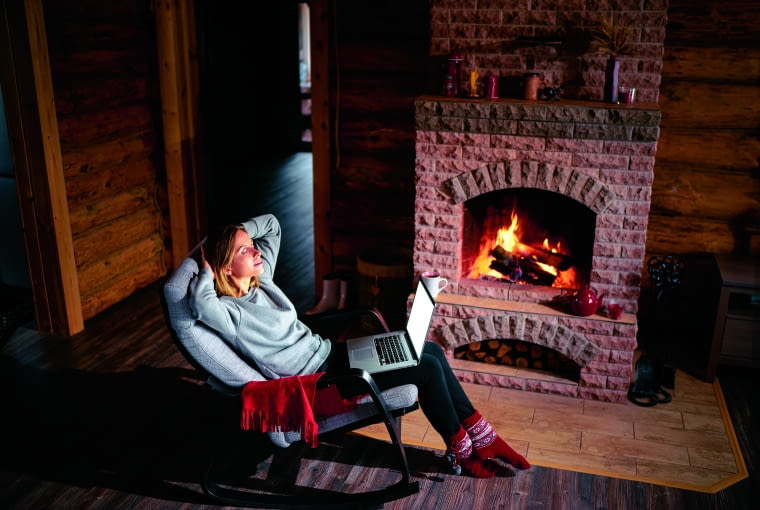 Kominek, zwłaszcza ten otwarty, daje nie tylko ciepło. To również atrakcyjna aranżacja wnętrza,  która wieczorami doskonale może zastąpić... lampkę nocną